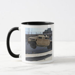 Mug Une grue soulève un M998 Humvee