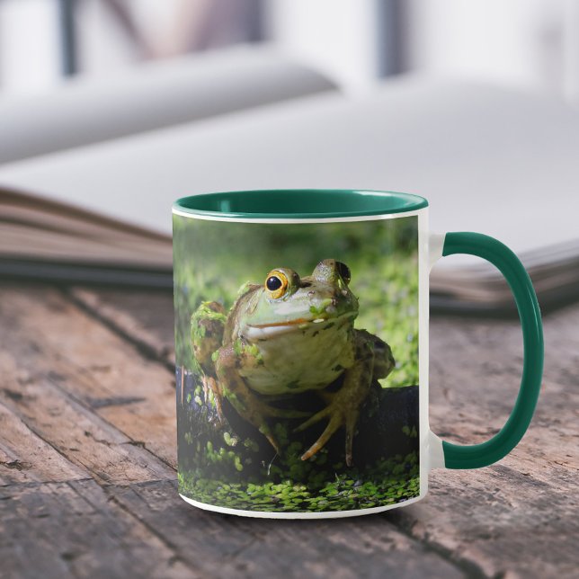 Mug Une jolie grenouille verte frappe un pot sur le tu (Cute Green Frog Strikes a Pose on the Hose 11 oz Coffee Mug Cover Photo.)