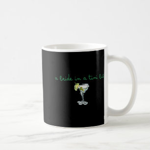 Mug Une mariée dans un tout petit peu mariée Tail Mart
