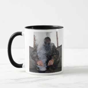 Mug Une marine remplit chambre à gaz de plus de gaz d