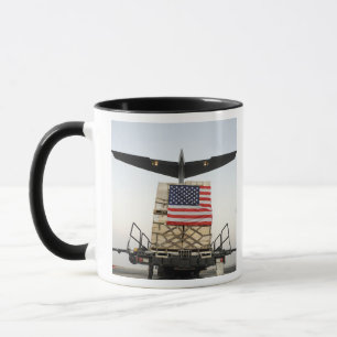 Mug Une palette contenant le supplie humanitaire de