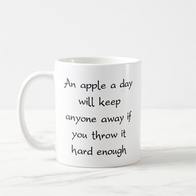 Mug Une Pomme Par Jour Gardera Tout Le Monde Éloigné D (Gauche)