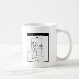Mug Une porte d'ascenseur d'ouverture…