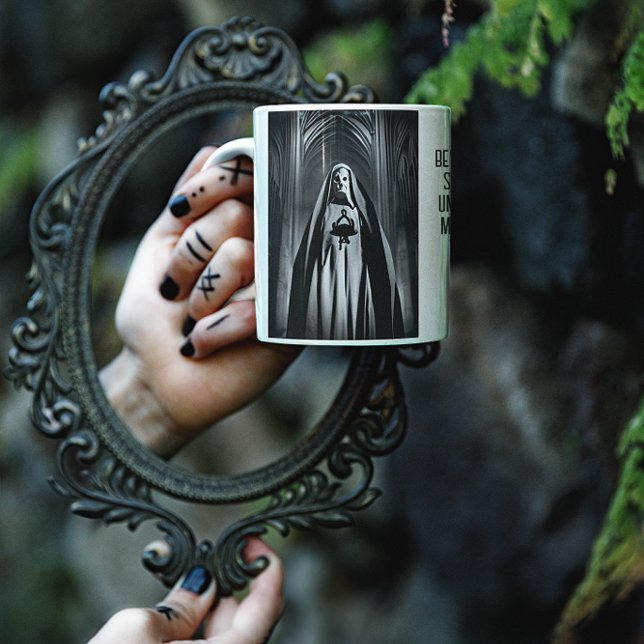 Mug Une religieuse mal dans une cathédrale sombre (Créateur téléchargé)