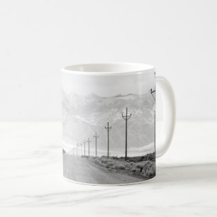 Mug Une route solitaire et des lignes électriques   Mo