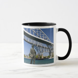 Mug Une statue de Thomas Edison par l'artiste local Mi