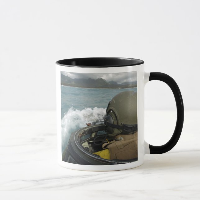 Mug US Marine conduit un véhicule d'assaut amphibie (Droite)