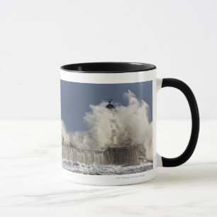 Mug Vagues se brisant contre un phare