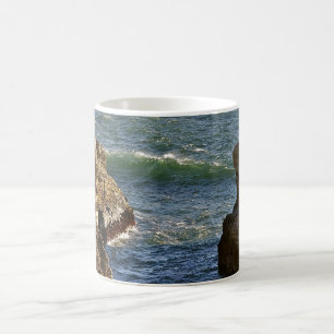 MUG VAGUES SE CASSANT À LA CÔTE ROCHEUSE DE LA
