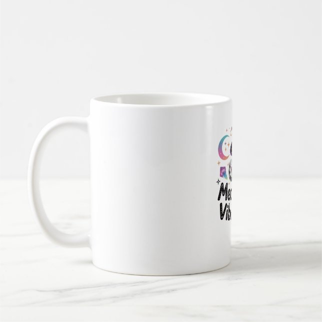 Mug Vibes Méowgiques Uniquement, Chat Kawaii Witch Flo (Gauche)