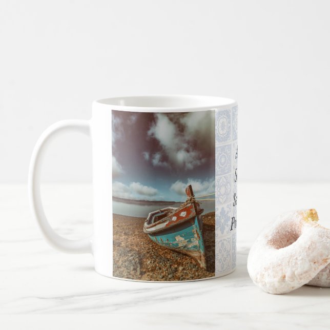 Mug Vieux Aiola. Bateau traditionnel portugais sur la  (Avec donut)