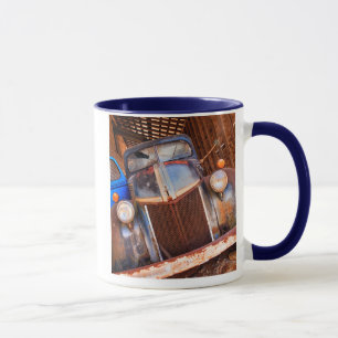 Mug Vieux camion rouillé dans une ferme