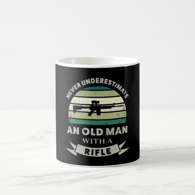 Mug Vieux homme avec un fusil DON DON DON (Centre)