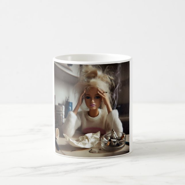 Mug Visage de poupée en détresse drôle Mème fumant Sar (Centre)