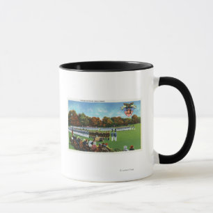 Mug Visiteurs passant en revue un défilé de robe