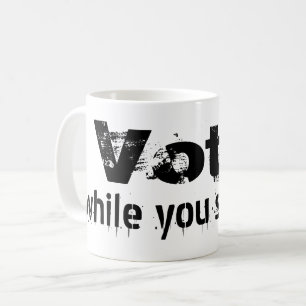 Mug Votez pendant que vous pouvez toujours - politique