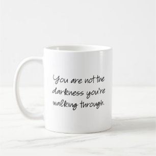 Mug Vous n'êtes pas l'obscurité que vous traversez...