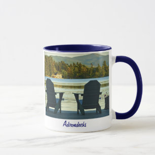 Mug Vue des chaises d'Adirondack dans l'Adirondacks,