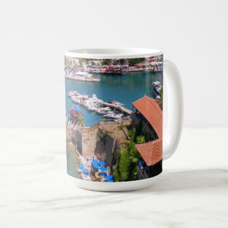 Mug Vue sur le port, plage Mermerly dans la ville Anta