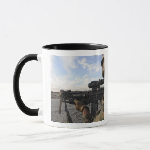 Mug Vues d'un soldat dedans à mettre le feu sur une