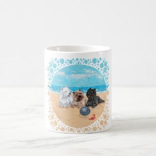 Mug Westie avec Cairn Terriers à la plage