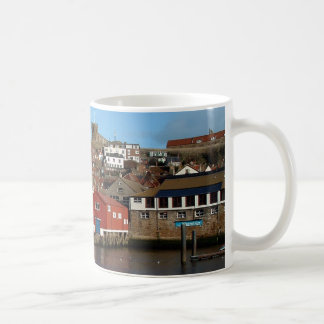 Mug Whitby avec la vieille maison de canot de