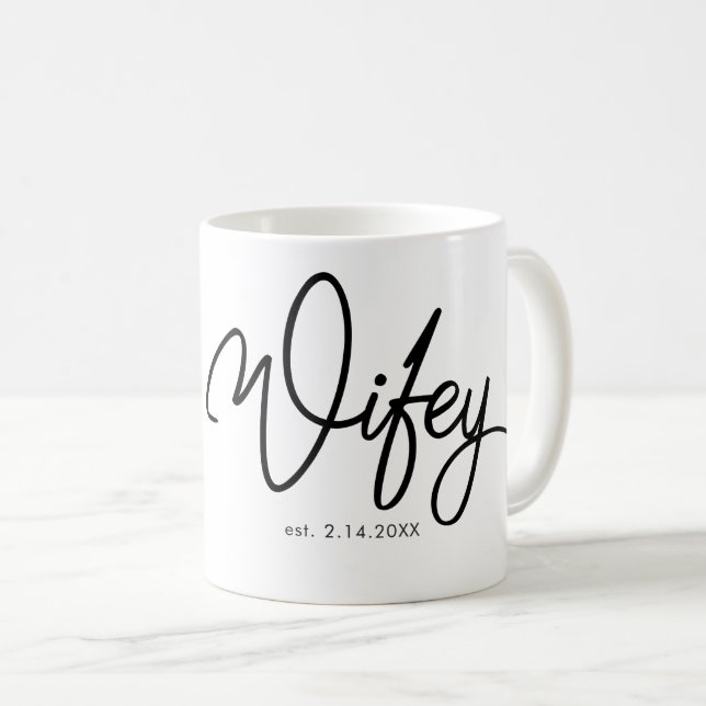 Mug Wifey dans la police de fantaisie avec la date (Devant droit)