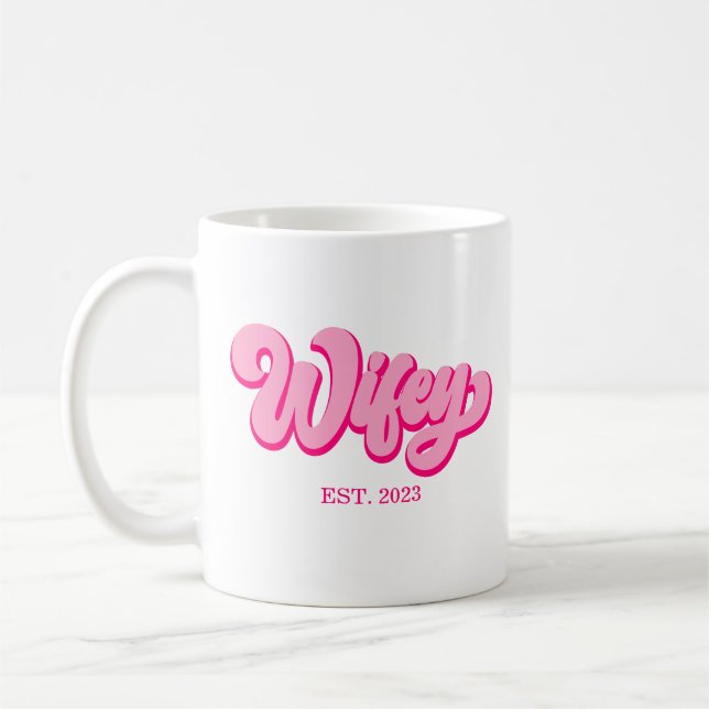 Mug Wifey Est Rose Retro. Année fiancée de mariée (Gauche)