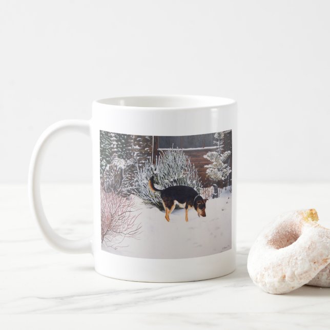 Mug Winter snow scene with cute black and tan dog (Avec donut)