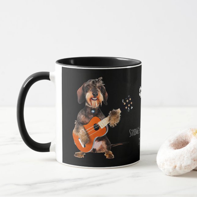 Mug Wirehair Dachshund Jouer à la guitare acoustique (Avec donut)