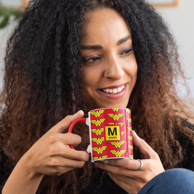 Mug Wonder Woman | Ajouter Votre Nom Et Votre Monogram (Person holding mug)