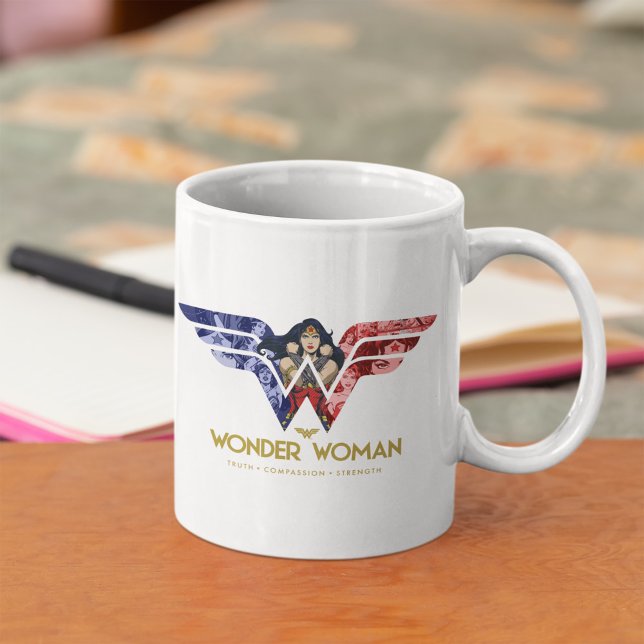 Mug Wonder Woman Crossed Arms dans le logo collage (Créateur téléchargé)