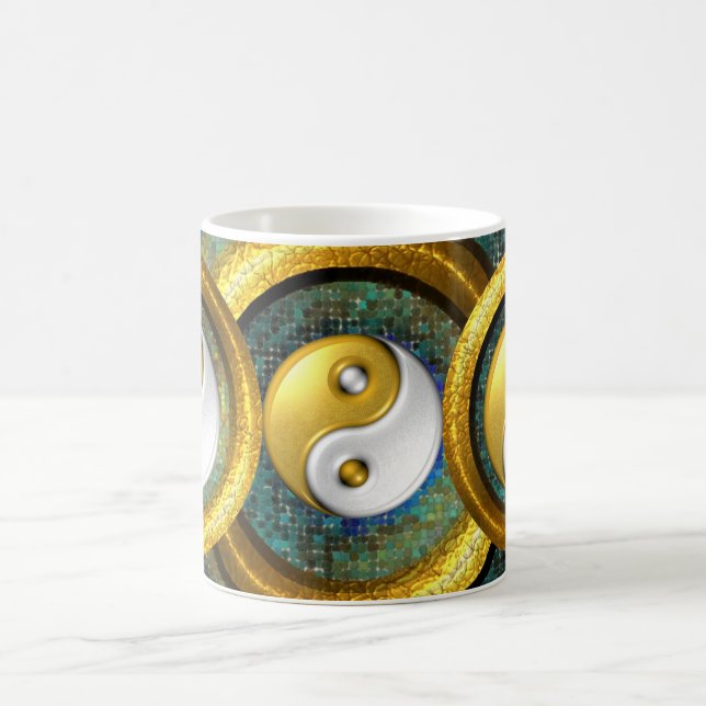 Mug Yin-Yang et anneaux d'or dans l'équilibre /Mug (Centre)
