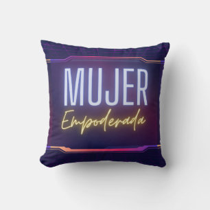 mujer empoderada throw pillow