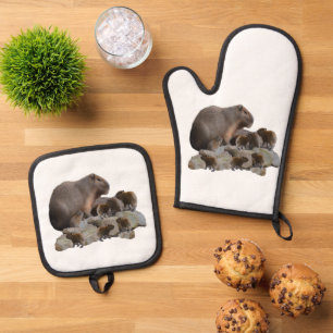 Mummy And Baby Capybaras, Oven Mitt & Pot Holder Set