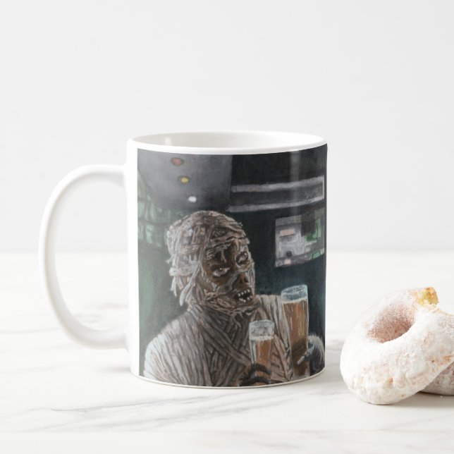 Mummy et Werewolf buvant de la bière café Mug (Avec donut)
