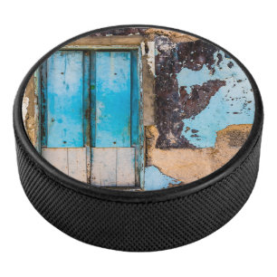 Mur bleu et porte