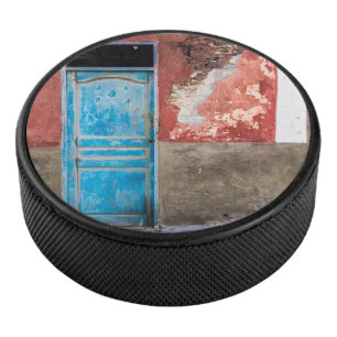 Mur coloré avec porte bleue