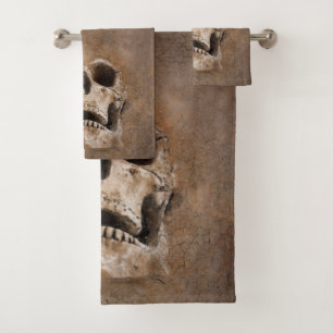 Mur grunge Brown de boue avec le crâne