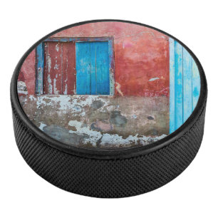 Mur, porte et fenêtre rouge, bleu et gris