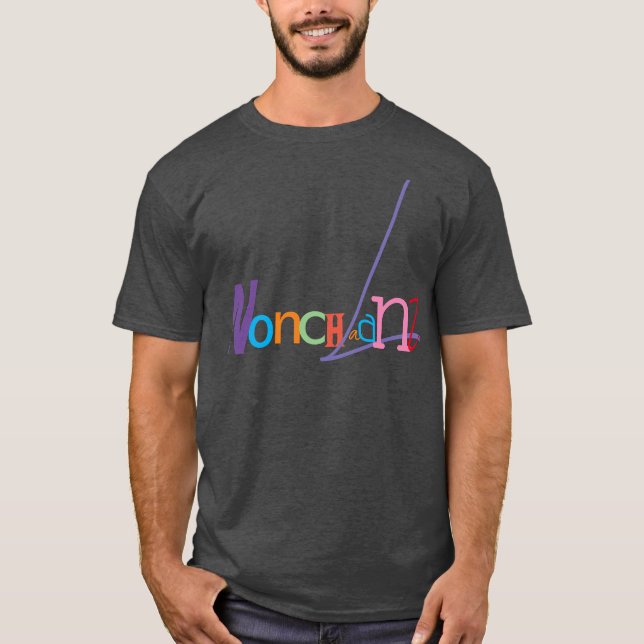 Murugi Porte Un T-Shirt Noir De Base Non Chalant (Devant)