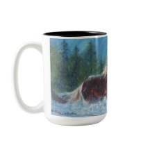 Mustangs sauvages dans la tasse de café de pluie