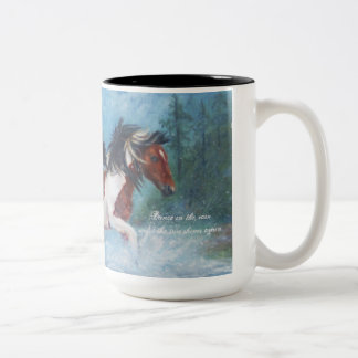 Mustangs sauvages dans la tasse de café de pluie