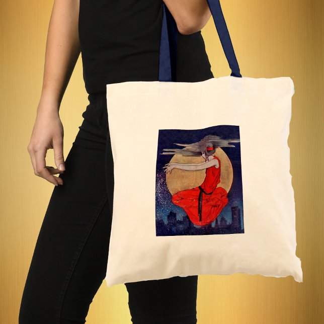 Mystérieuse femme magique dans le sac de lune (Magical woman floating in night sky over city lights on tote bag.)