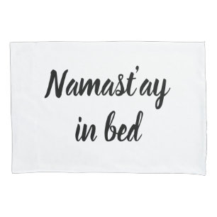 Namastay au lit écriture au pinceau taie d'oreille