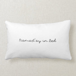 Namast'ay dans le coussin de lit