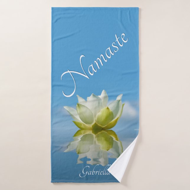 Namaste. Fleur Lotus avec nom Sky Blue (Serviette de bain)