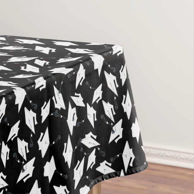 Nappe Casquettes blanches de graduation jetées en l'air  (In Situ)