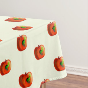 Nappe drôle avec ver heureux dans Pomme rouge