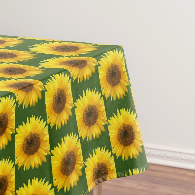 Nappe Fleurs de soleil jaunes sur Forest Green (In Situ)